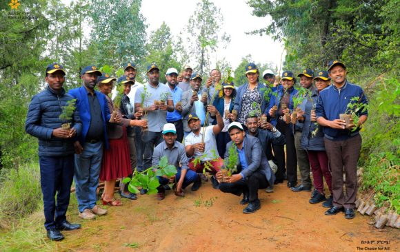 ባንካችን አቢሲንያ እንጦጦ ላይ በስሙ ተከልሎ በቋሚነት በተዘጋጀው ቦታ ላይ 2ሺህ ሀገር በቀል ችግኞችን ዛሬ ጳጉሜን 4 ቀን 2016 ዓ/ም የባንኩ ሰራተኞች በተገኙበት የተከላ ፕሮግራም አከናወነ፡፡