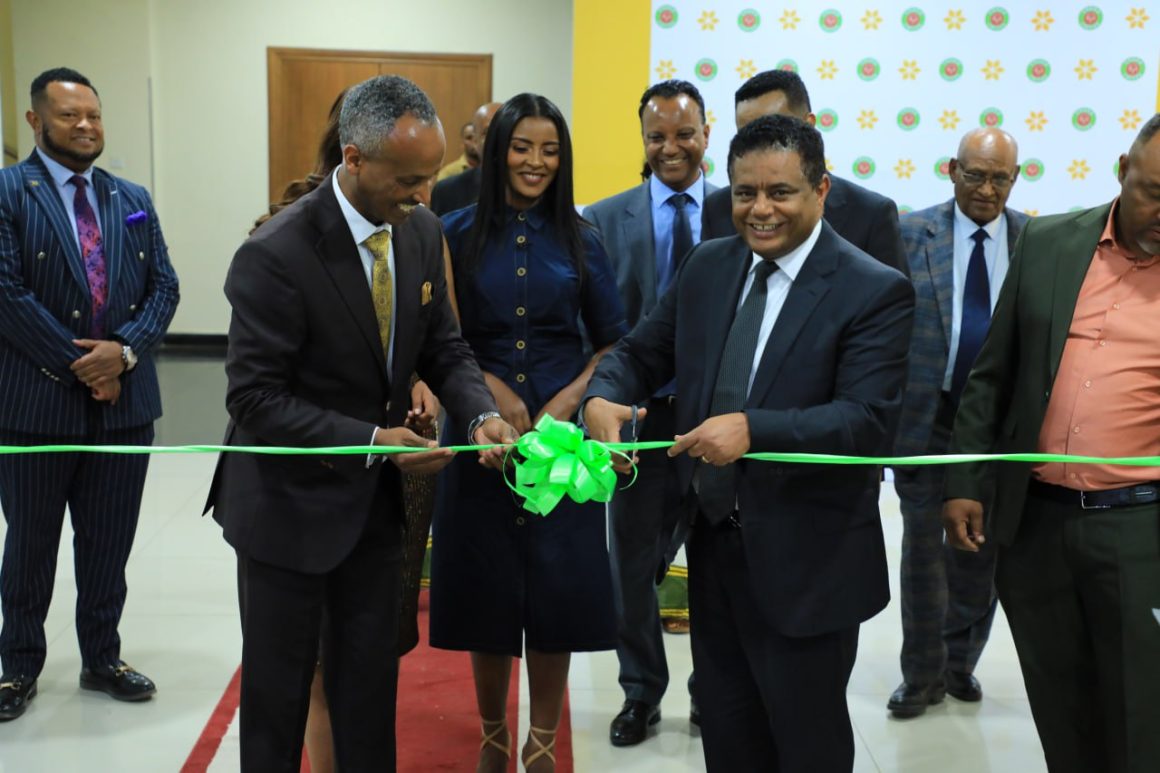 ባንካችን ዘመናዊ የባንክ አገልግሎት በካፌ የሚሰጠውን ማዕከል በድምቀት አስመረቀ