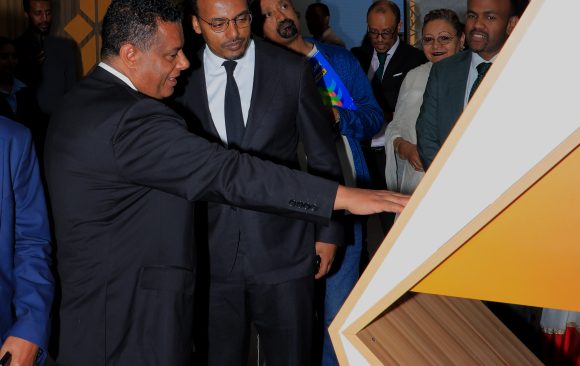 03 ባንካችን አቢሲንያ በሁሉም ቅርንጫፎቹ ወረቀት አልባ የባንክ አገልግሎት መስጠት ጀመረ