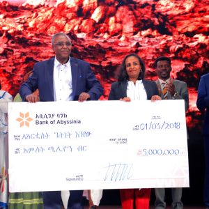 photo_2025-11-12_10-11-09 ባንካችን አቢሲንያ ለታላቁ ከያኒ ጌትነት እንየው የ5 ሚሊዮን ብር ሥጦታ አበረከተ