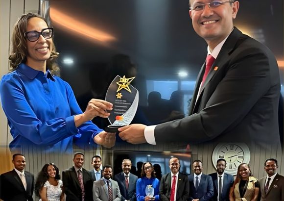 ባንካችን ከማስተር ካርድ ፋውንዴሽን የዕውቅና ዋንጫ ተበረከተለት