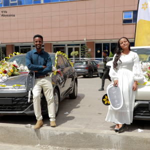 251 ባንካችን ቃል በገባው መሠረት 2 ዘመናዊ መኪኖችን ለዕድለኞች አስረከበ