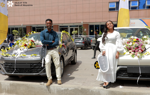 ባንካችን ቃል በገባው መሠረት 2 ዘመናዊ መኪኖችን ለዕድለኞች አስረከበ