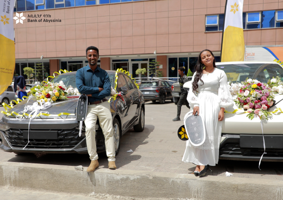ባንካችን ቃል በገባው መሠረት 2 ዘመናዊ መኪኖችን ለዕድለኞች አስረከበ